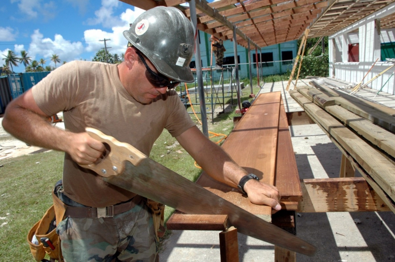 ebeniste-MEOUNES LES MONTRIEUX-min_worker_construction_building_carpenter_male_job_build_helmet-893290